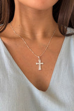 Carregar imagem no visualizador da galeria, Colar cruz craveja