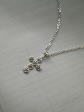 Carregar imagem no visualizador da galeria, Colar cruz brilhante diamantados