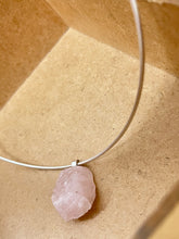 Carregar imagem no visualizador da galeria, Aro + pedra quartzo rosa
