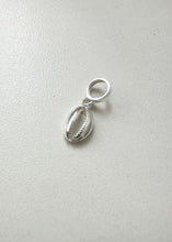 Carregar imagem no visualizador da galeria, Berloque búzio
