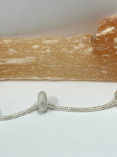 Carregar imagem no visualizador da galeria, Berloque separador cravejado premium
