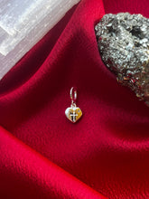 Carregar imagem no visualizador da galeria, Pingente Coraçãozinho Cruz
