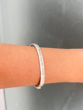 Carregar imagem no visualizador da galeria, Bracelete orixá não faz curva
