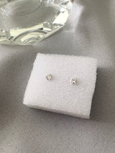 Carregar imagem no visualizador da galeria, Brinco Ponto de Luz 2mm prata 925
