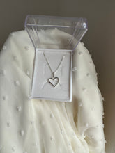 Carregar imagem no visualizador da galeria, Colar coração Vazado
