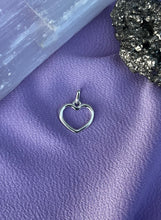 Carregar imagem no visualizador da galeria, Pingente Coração Vazado
