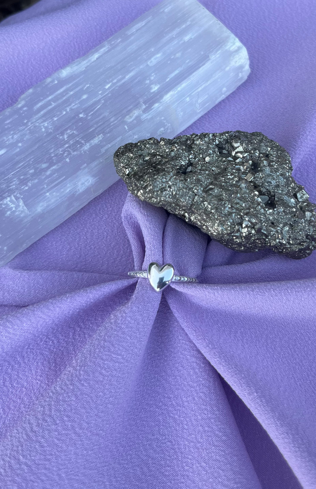 Anel Cravejado Coração Liso G