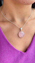 Carregar imagem no visualizador da galeria, Medalha Pedra Quartzo Rosa
