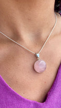 Carregar imagem no visualizador da galeria, Medalha Pedra Quartzo Rosa
