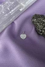 Carregar imagem no visualizador da galeria, Pingente coração cravejado I
