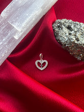 Carregar imagem no visualizador da galeria, Pingente Coração Vazado Crav. / Cruz
