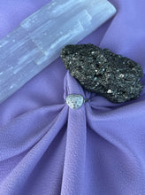 Carregar imagem no visualizador da galeria, Anel Coração Cheio Cravejado
