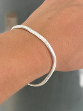 Carregar imagem no visualizador da galeria, Pulseira peito de cobra /lacraia
