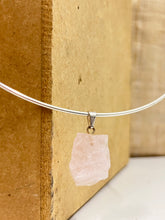 Carregar imagem no visualizador da galeria, Aro + pedra quartzo rosa
