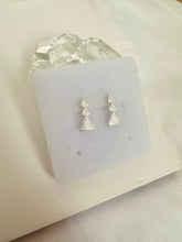 Carregar imagem no visualizador da galeria, Brinco Seta Triângulo
