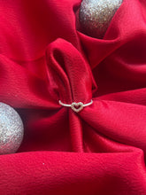 Carregar imagem no visualizador da galeria, Anel Coração Vazado Crav. II
