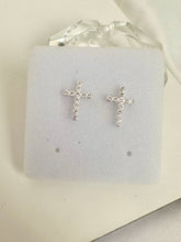 Carregar imagem no visualizador da galeria, Brinco Cruz Cravejada
