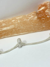 Carregar imagem no visualizador da galeria, Berloque separador cravejado premium
