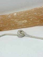 Carregar imagem no visualizador da galeria, Berloque separador cravejado premium
