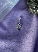 Carregar imagem no visualizador da galeria, Pingente Bailarina Crav.
