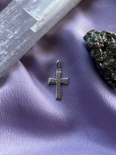 Carregar imagem no visualizador da galeria, Pingente Cruz Cravejada II
