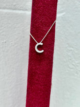 Carregar imagem no visualizador da galeria, Pingente letra C
