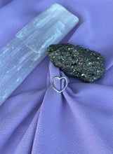 Carregar imagem no visualizador da galeria, Anel Coração Vazado II
