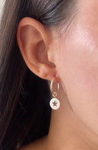 Carregar imagem no visualizador da galeria, Argolinha Medalhinha Estrela
