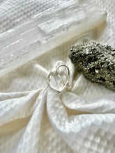 Carregar imagem no visualizador da galeria, Anel Coração Vazado Grande
