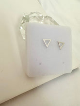 Carregar imagem no visualizador da galeria, Brinco Triângulo Vazado

