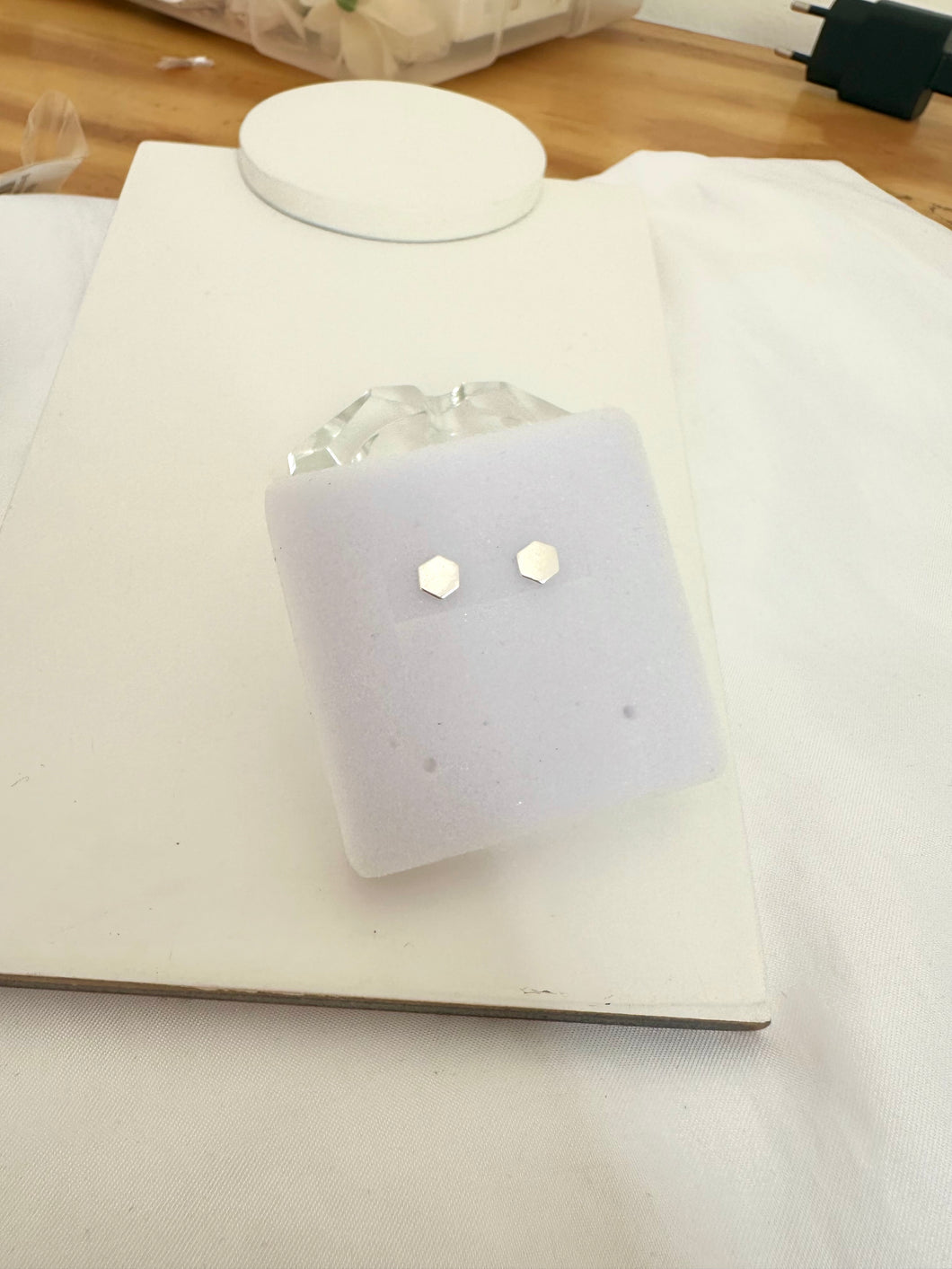 Brinco Mini Hexágono Cheio