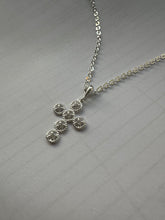 Carregar imagem no visualizador da galeria, Colar cruz brilhante diamantados
