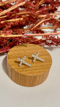 Carregar imagem no visualizador da galeria, Brinco Cruz Cravejada

