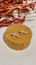 Carregar imagem no visualizador da galeria, Brinco Cruz Cravejada
