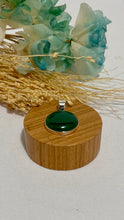 Carregar imagem no visualizador da galeria, Medalha Pedra Quartzo Verde
