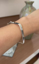 Carregar e reproduzir vídeo no visualizador da galeria, Bracelete Quadrado luxo
