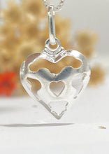 Carregar imagem no visualizador da galeria, Pingente Coração Detalhes Vazados
