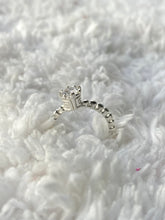 Carregar imagem no visualizador da galeria, Anel  Zircônia Trançado
