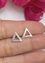Carregar imagem no visualizador da galeria, Brinco Triângulo Vazado
