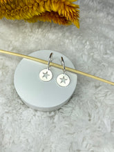 Carregar imagem no visualizador da galeria, Argolinha Medalhinha Estrela
