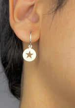 Carregar imagem no visualizador da galeria, Argolinha Medalhinha Estrela
