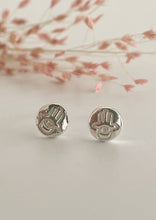 Carregar imagem no visualizador da galeria, Brinco Mão de Fátima Arredondado
